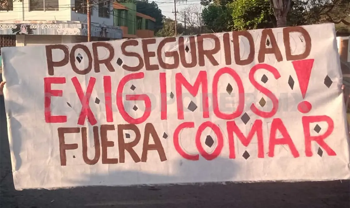 El bloqueo se mantiene sobre la avenida Central Oriente y el callejón Belisario Domínguez en Tapachula. Ramón García / CP