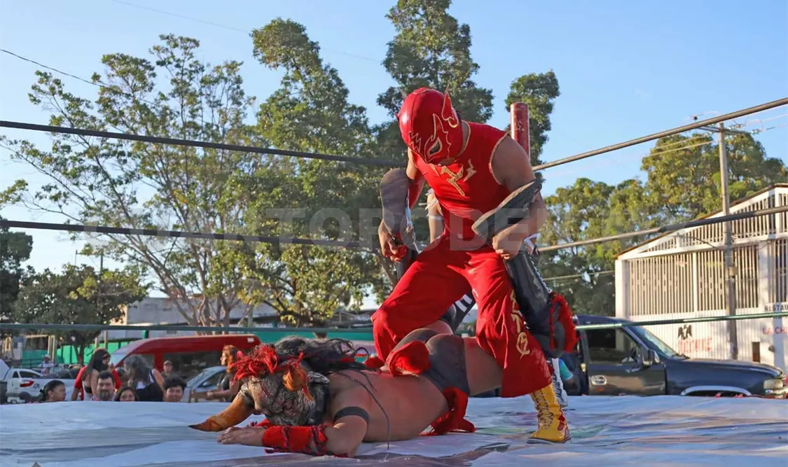 La función gratuita reunió a más de 200 espectadores en la zona de descarga del Mercado de los Ancianos. Carlos López/CP