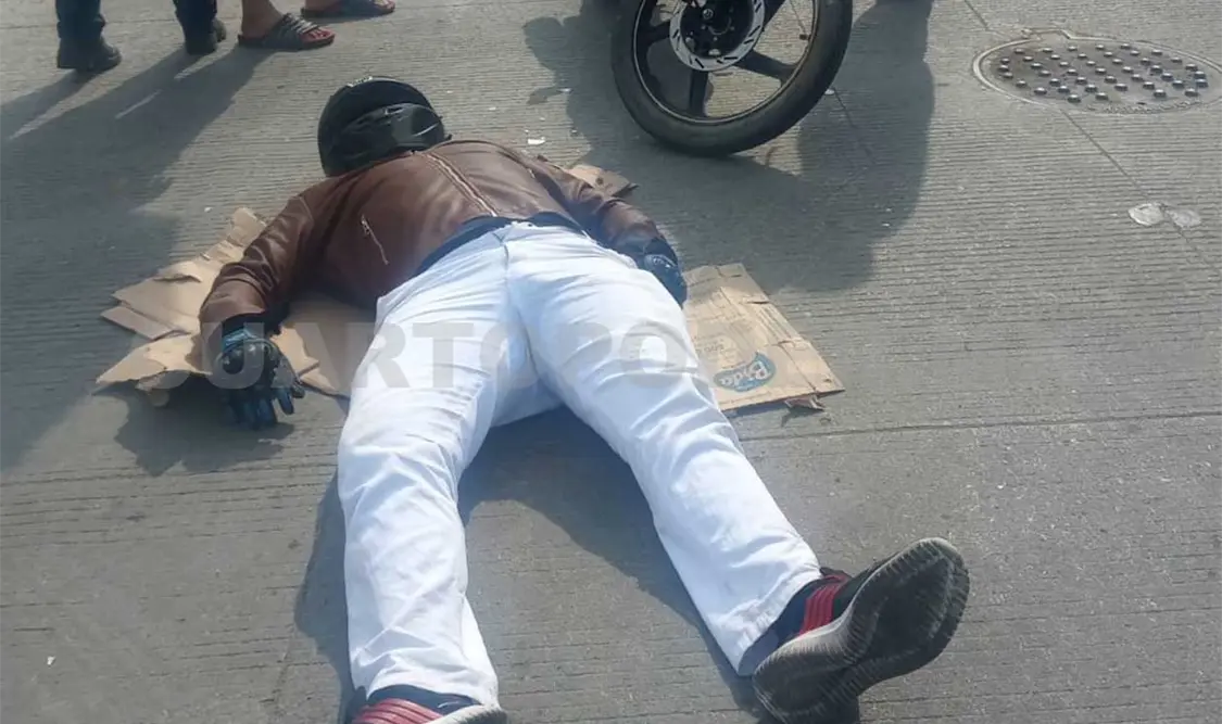 Gustavo “N” quedó en mal estado en medio de la calle luego de haber sido impactado por un vehículo “fantasma”. Ulises López / CP