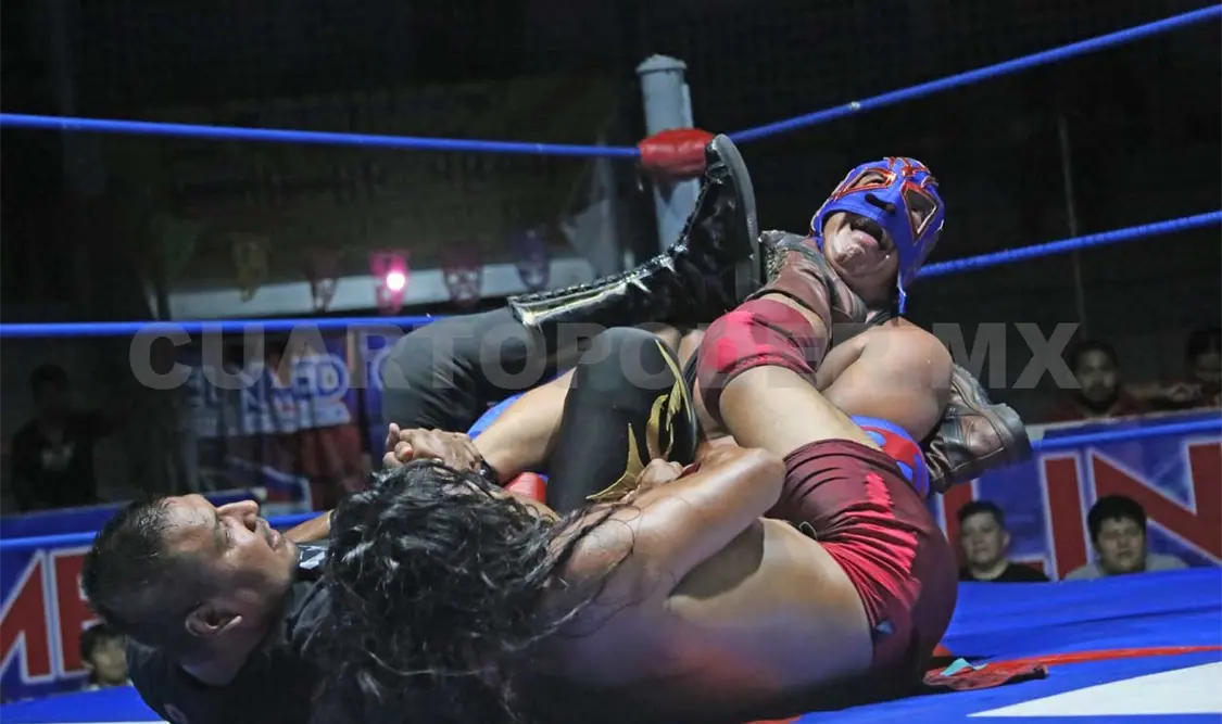 Triunfan los rudos en función benéfica