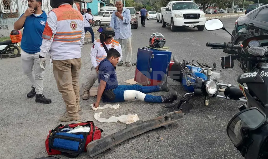 Impactan a motociclista y termina con lesiones