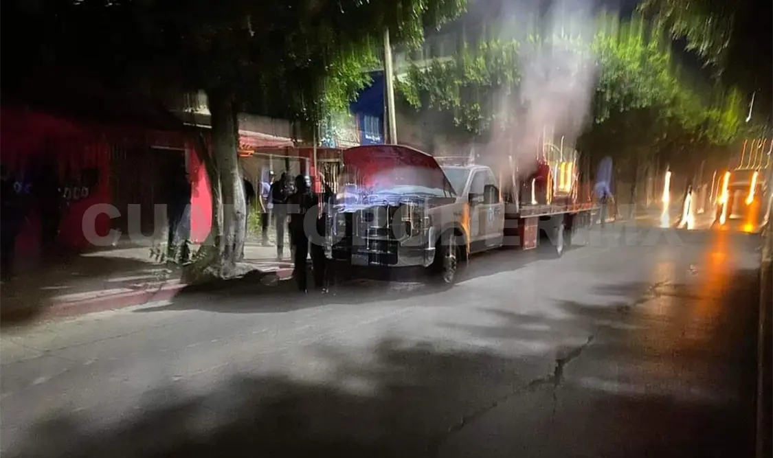 Se incendia grúa al circular en bulevar