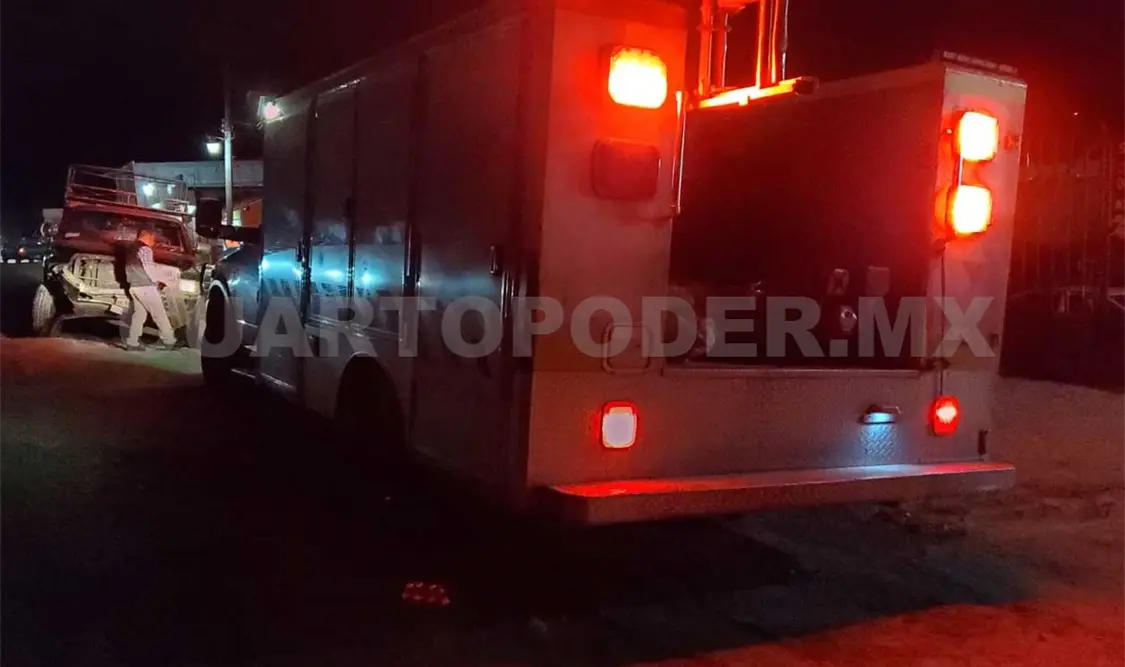 Queda grave motorista al chocar contra camioneta