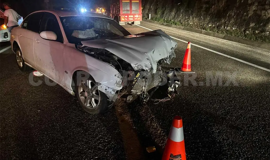 Choque en autopista entre carros particulares