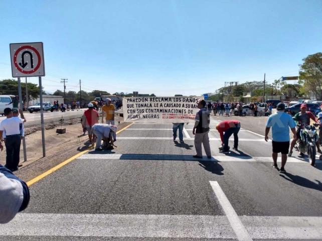 Pescadores bloquean carretera en Tonalá