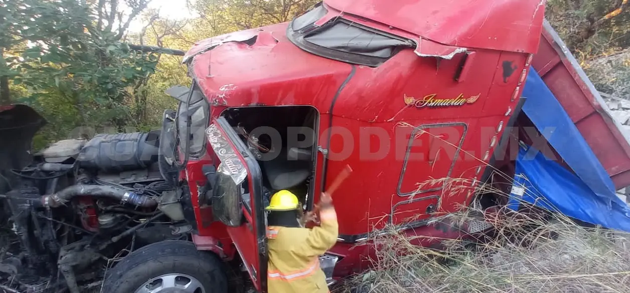 Vuelca camión torton; iba cargado de blocks