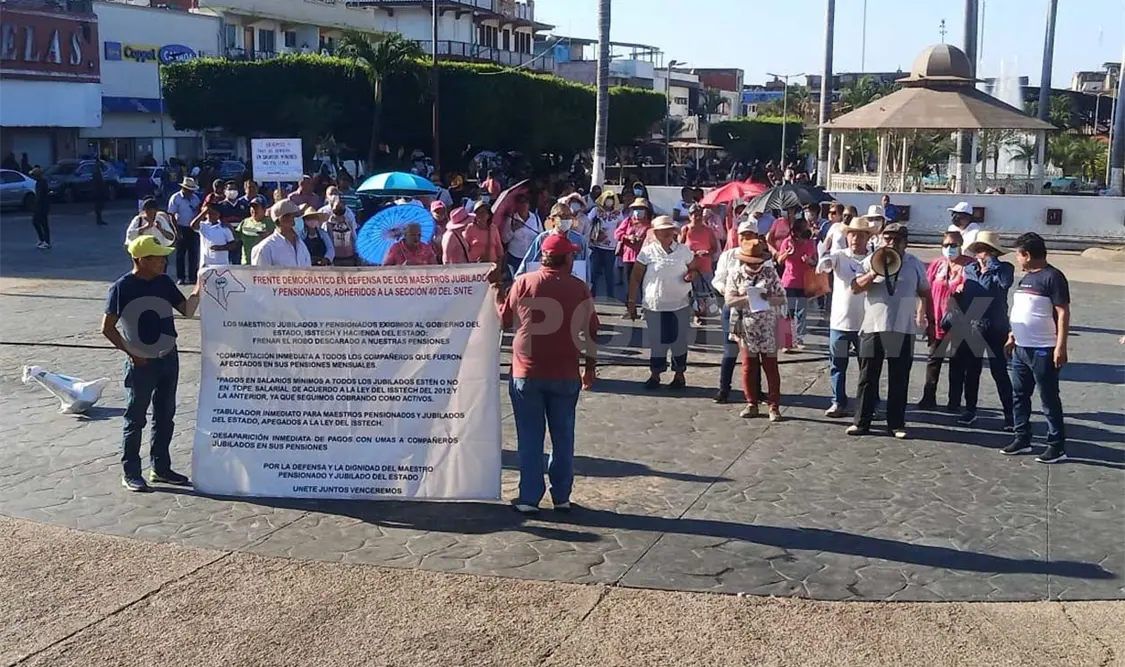 Protestan maestros jubilados por falta de pagos