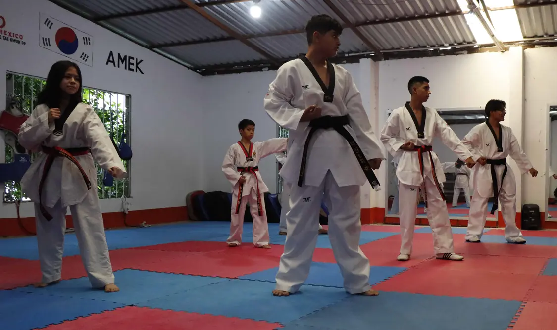 Los estudiantes ya portan con orgullo su nuevo cinturón durante los entrenamientos. Diego Pérez/CP