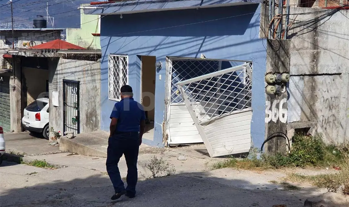 Pipa se va en reversa y tira el portón de vivienda