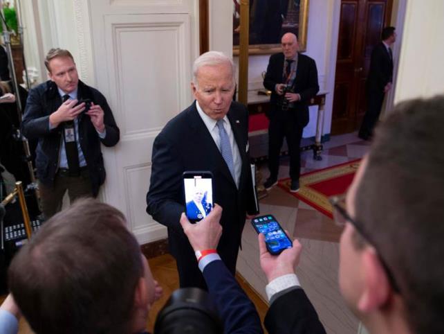 Biden inicia su tercer año bajo tormenta política
