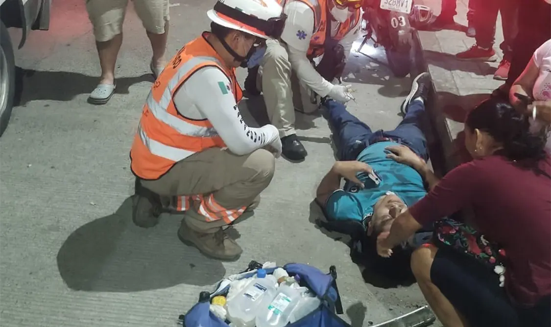 Lo embiste un vehículo y acaba con lesiones
