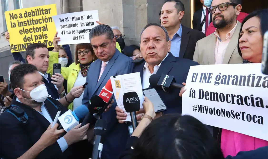 El dirigente nacional del PRD, Jesús Zambrano Grijalva, acudió a la SCJN, donde presentó una acción de inconstitucionalidad. Cortesía