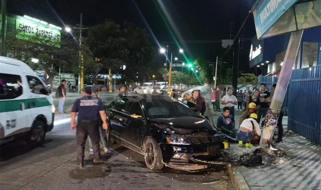 Colisiona automóvil contra un poste