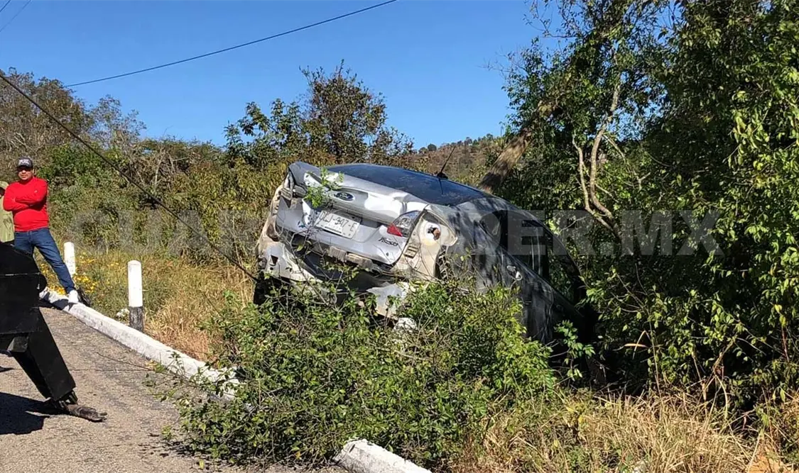 Queda volcado fuera de la cinta de asfalto