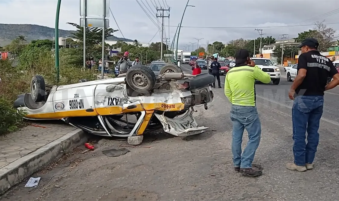 Se estrellan camioneta y taxi en la carretera