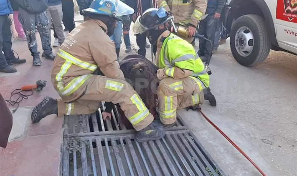 Adolescente termina atrapada en una alcantarilla