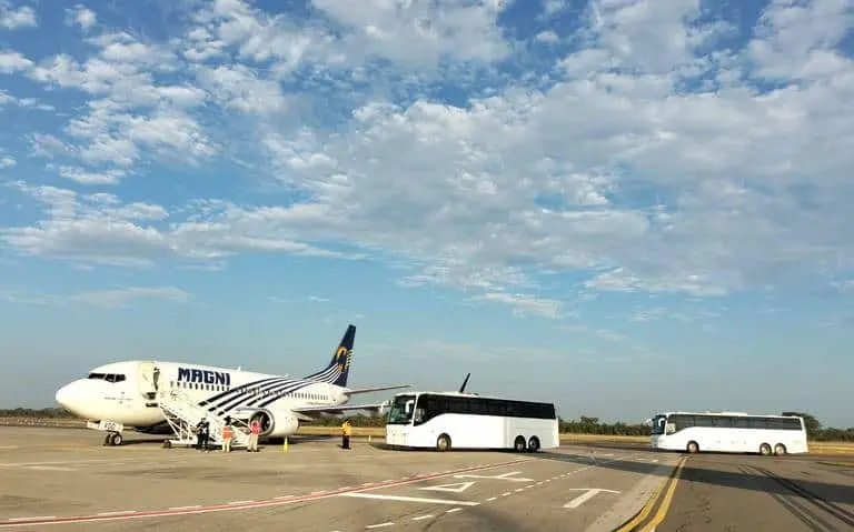 Vía aérea deportan a migrantes salvadoreños y ecuatorianos
