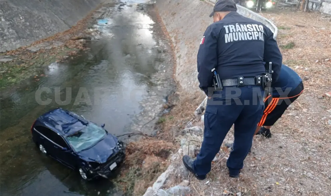 Cae camioneta en canal del Sabinal
