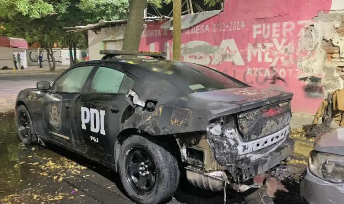 PDI estaciona su patrulla y se la queman