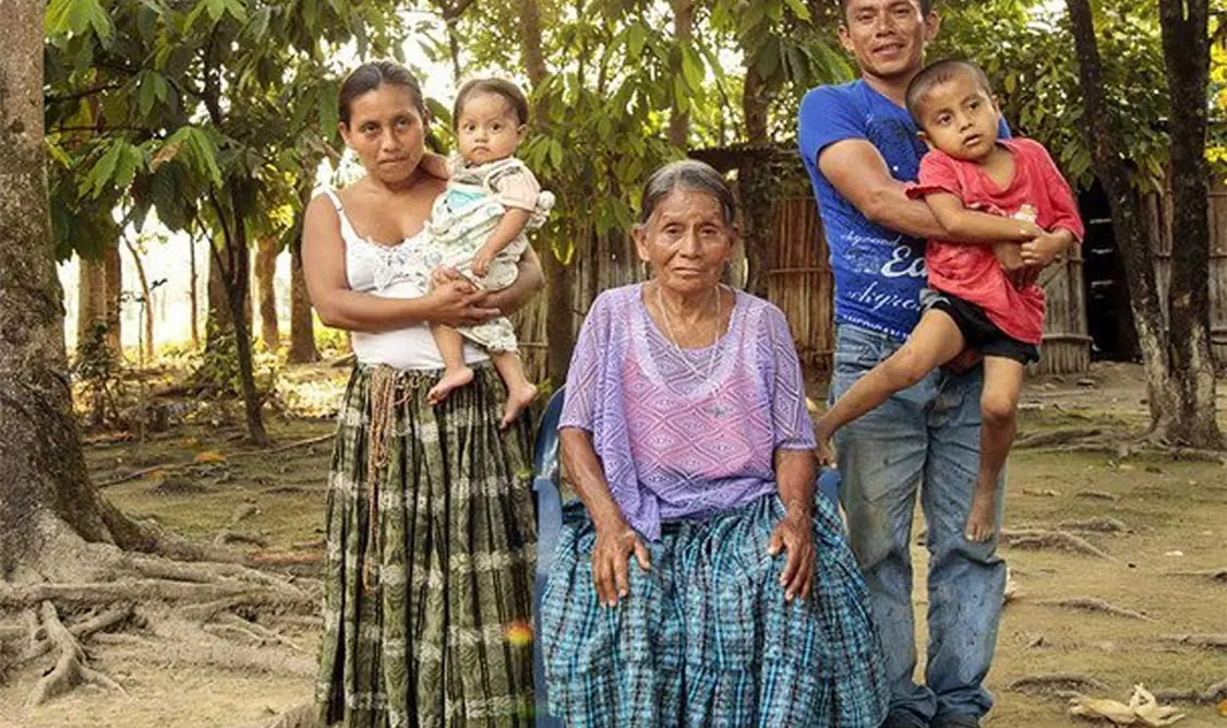 Fotografía de una familia maya. Cortesía