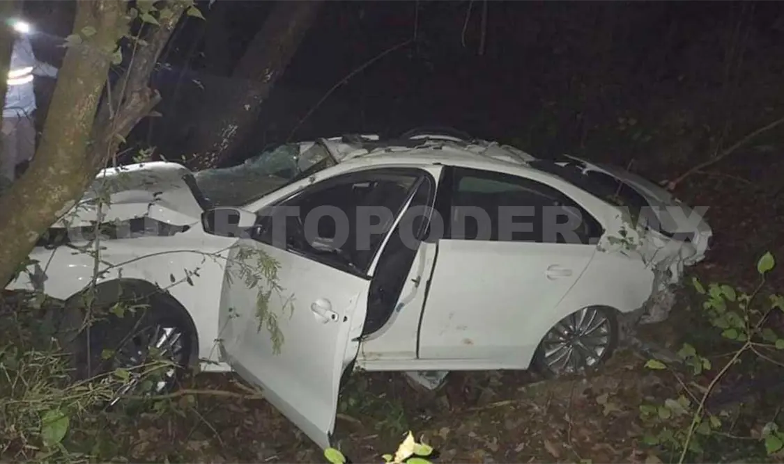 Tráiler embiste a dos automovilistas