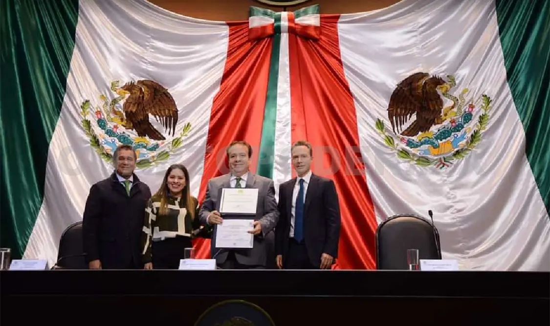 Distinguen a Mariano Rosales en el Congreso de la Unión