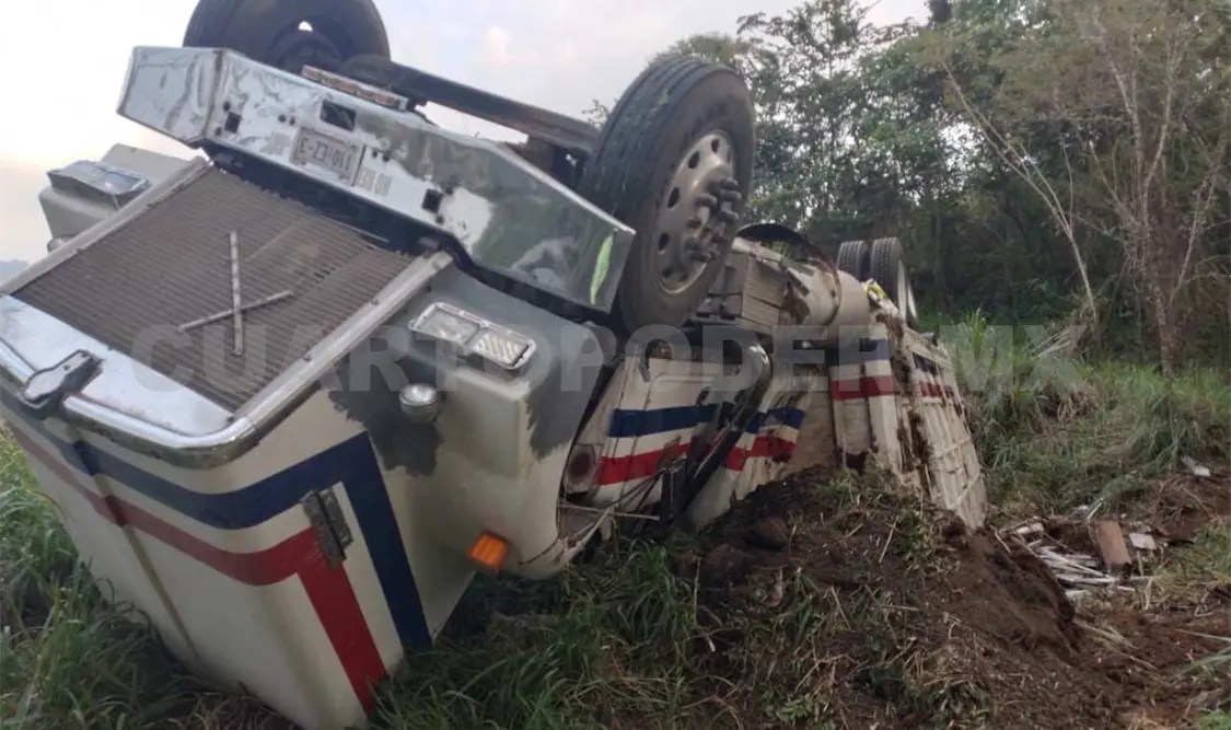 Torton queda volcado fuera de la carretera