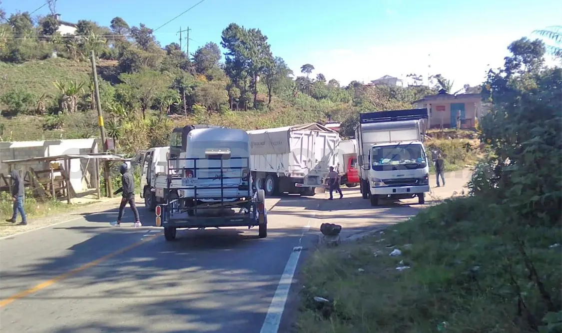 Familiares de policía retenido hacen bloqueo