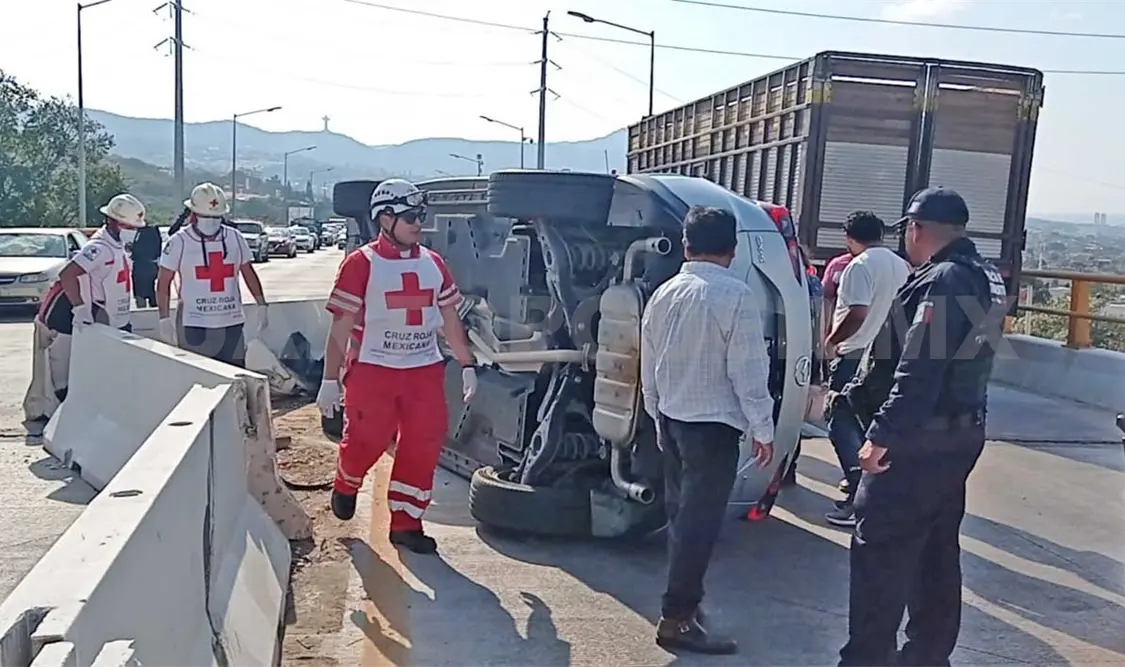 Por textear en el celular provoca accidente vial