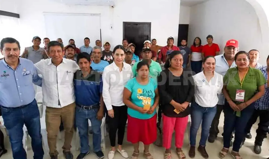 Entregan apoyos a productores de café