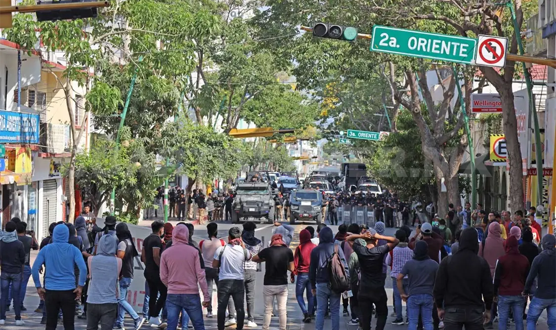 Una vez más, normalistas provocan caos en Tuxtla