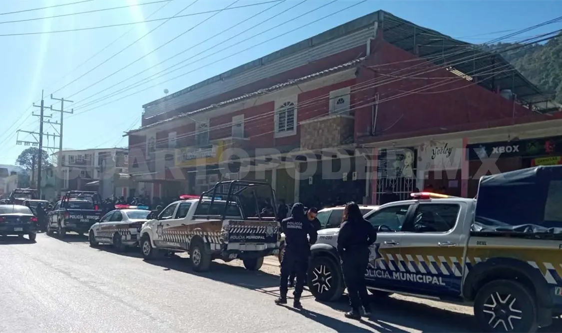 Extrabajadores provocan violencia en caja de ahorro