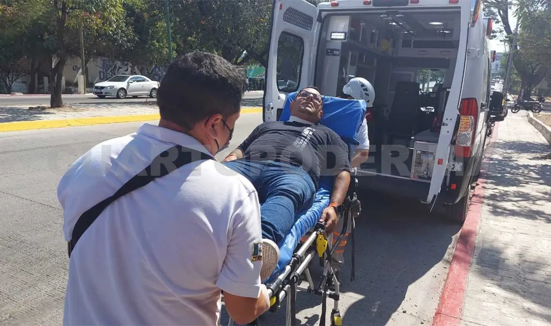 Cable suelto derriba a dos en una motocicleta