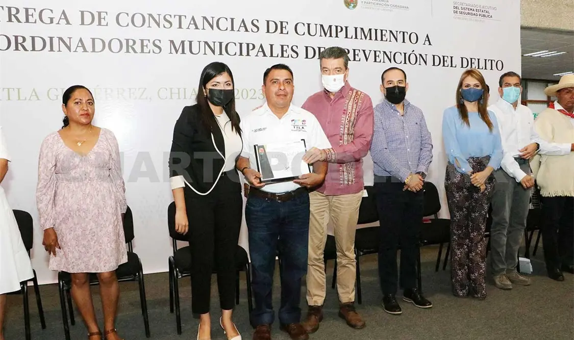 Entrega constancias sobre prevención del delito