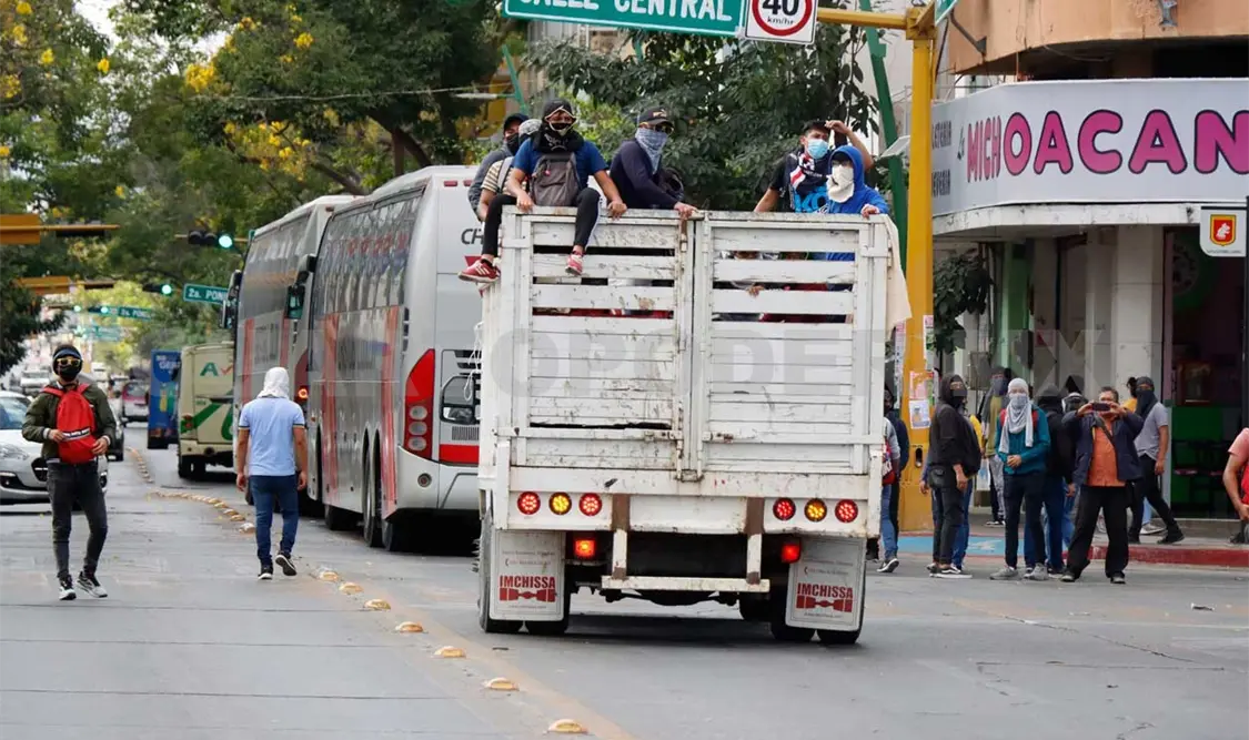 Normalistas vuelven a provocar zozobra