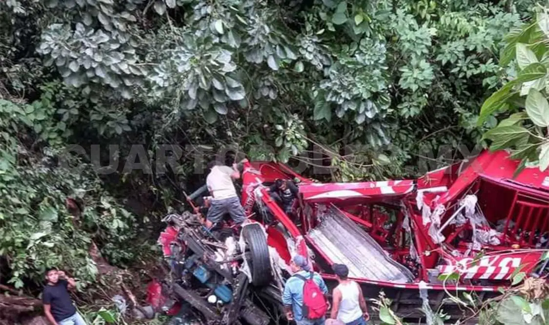 Un muerto y dos lesionados al caer camión a barranco