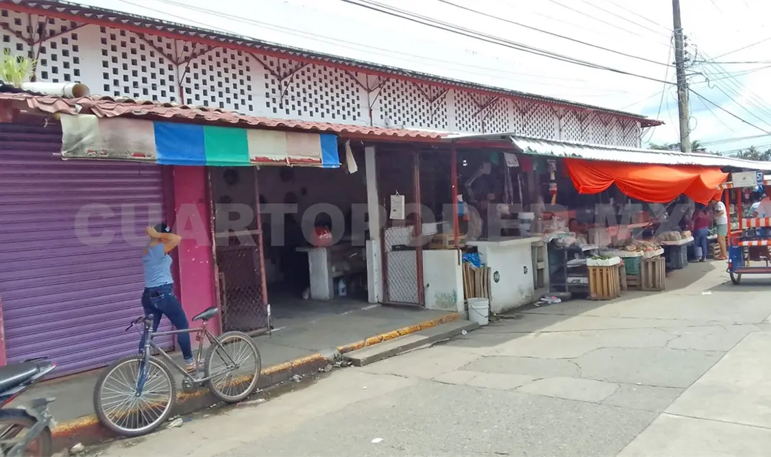 Vendedores ambulantes del mercado público Lázaro Cárdenas abandonaron sus puestos en la banquetas. Noel Vázquez / CP