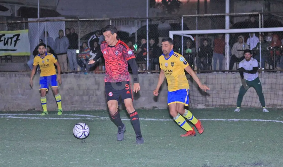 Los primeros minutos fueron reñidos, debido al sistema de juego que propuso Adlers de san Cristóbal. Alan Pola/CP