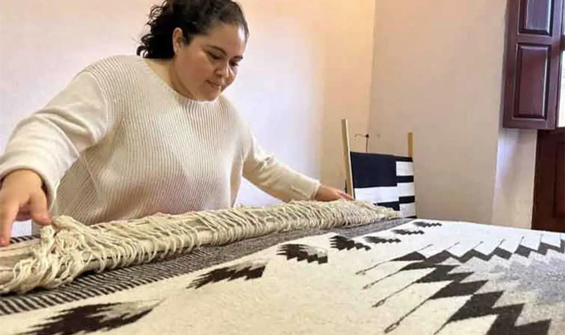 Las piezas de la marca son diseñadas por Guadalupe Zárate Alfaro y el maestro artesano José Cruz Esequiel. Cortesía
