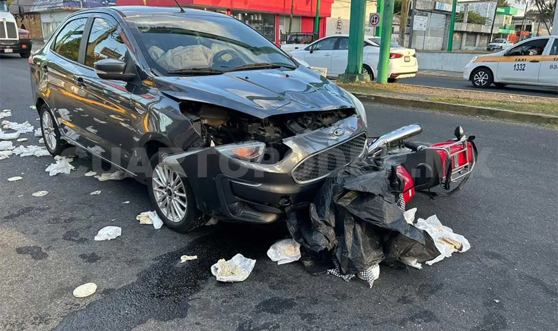La motocicleta fue impactada de la parte lateral y arrastrada un par de metros por el vehículo Ford tipo Figo. Víctor Sánchez / CP