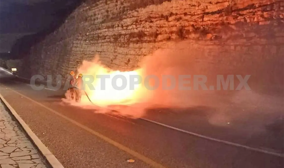 Fue durante la madrugada cuando ocurrió el incendio de un automóvil compacto que se desplazaba por el libramiento Norte.Ulises López / CP