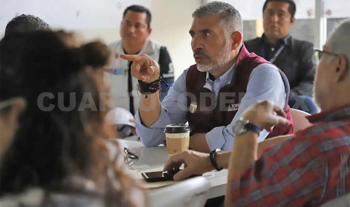 Atento Ángel Torres del avance del paso a desnivel