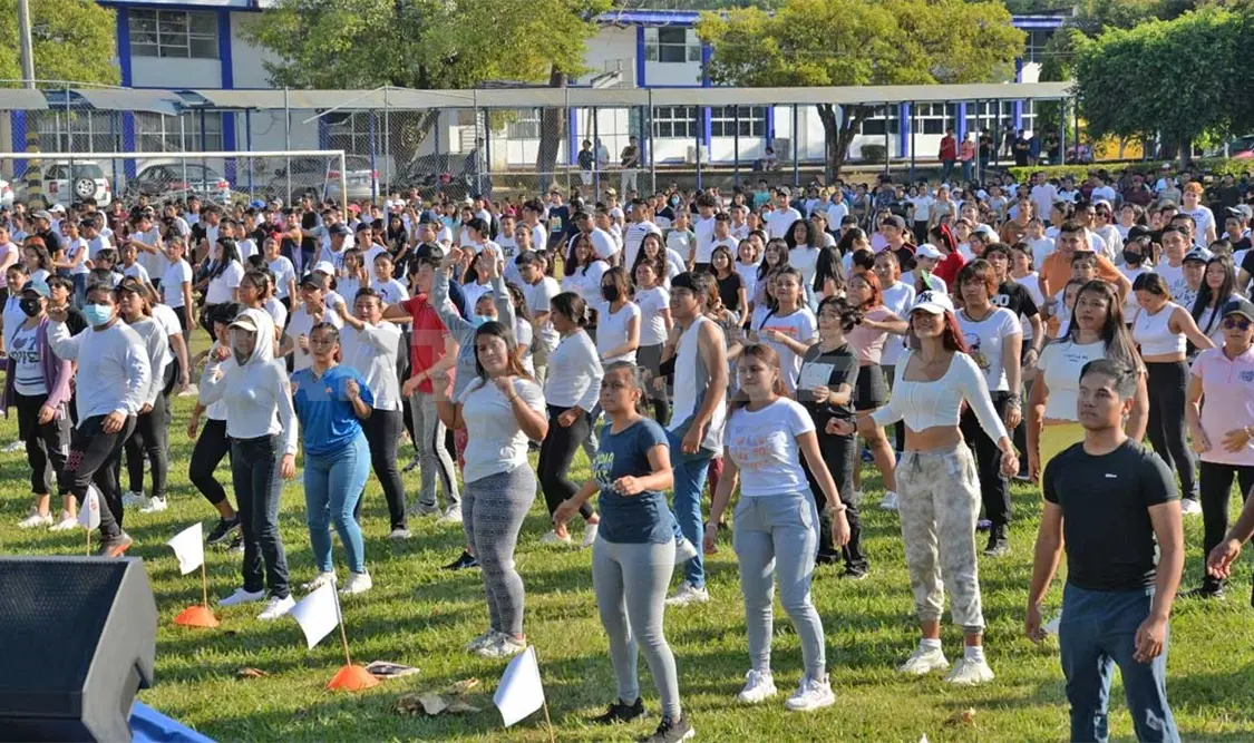 Participan estudiantes en activación física masiva