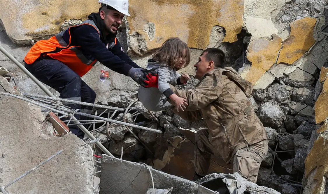 Van más de 7 mil muertos por terremoto de 7.8 y 7.5