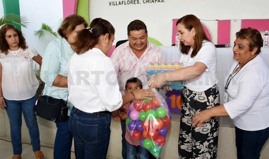 Entregan apoyos a escuelas primarias y jardines de niños