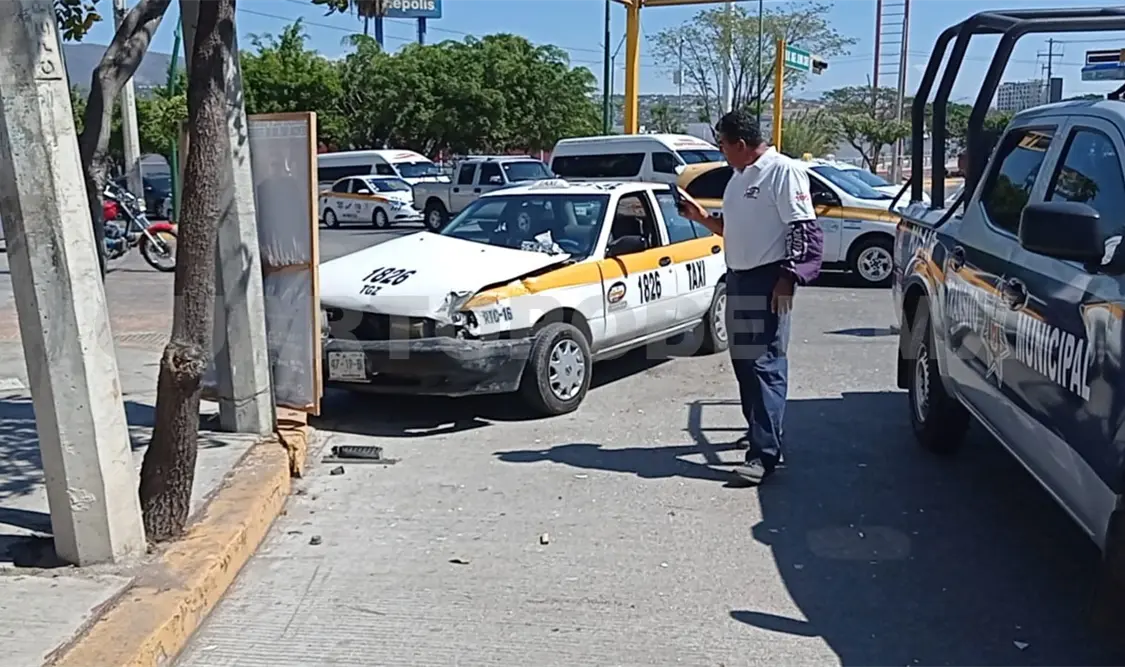 Aparatoso accidente de tránsito deja tres heridos