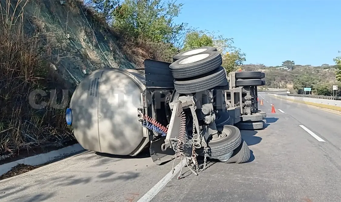 Vuelca pipa cisterna sobre la carretera a Coita