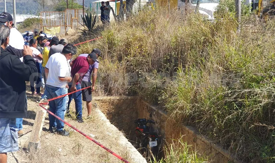 Hallan sin vida a docente en canal de aguas negras