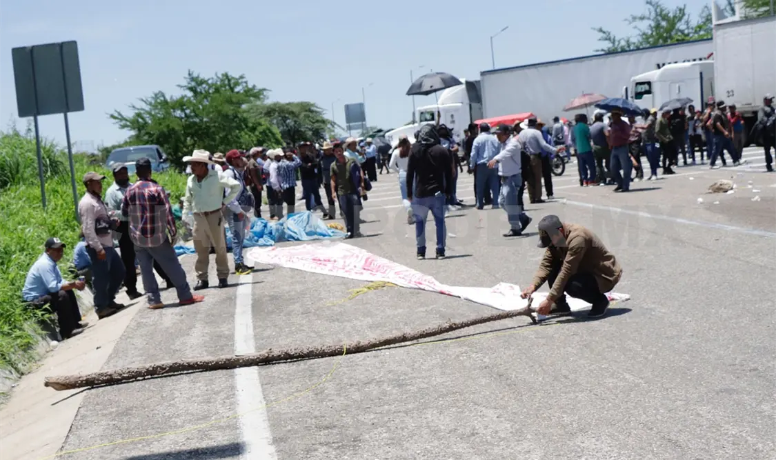 Largas filas por bloqueo en Las Choapas – Coita