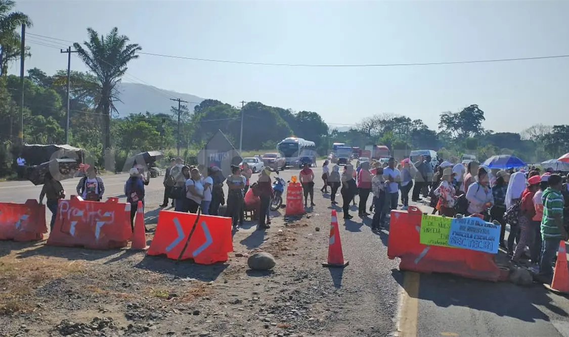 Bloquean por amenaza de despojo de parcela escolar